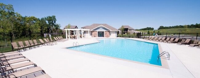 Building Photo - Main-Level Primary Suite in Eagle Creek Townhome