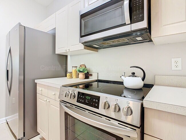 Building Photo - 2300 Silver Palm Dr