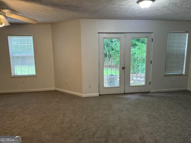 Building Photo - 19 Carriage Lake Dr