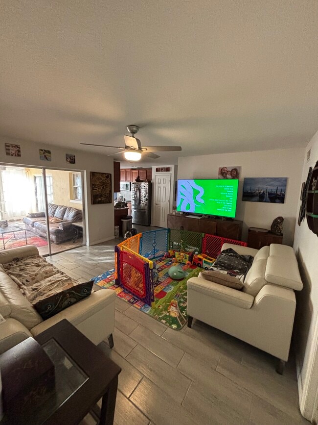 Building Photo - 1426 Farmington Ave