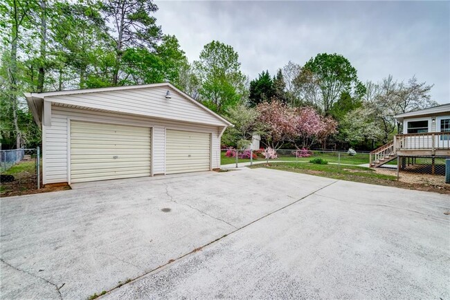 Building Photo - 770 Pine Lake Dr NW