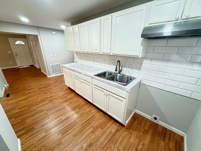 Building Photo - Fully Renovated 3bd/2ba House on Private L...
