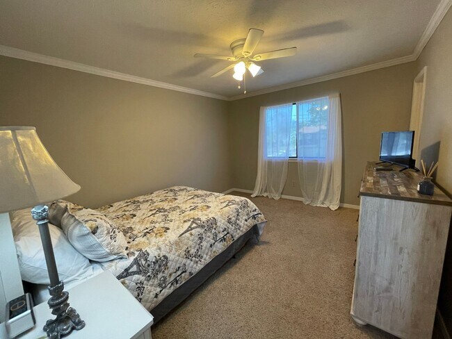 Building Photo - For Lease - Fully Furnished 2 BR | 1.5 BA Townhome in PCB!