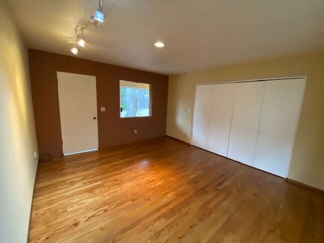 Building Photo - 835 17 Mile Dr