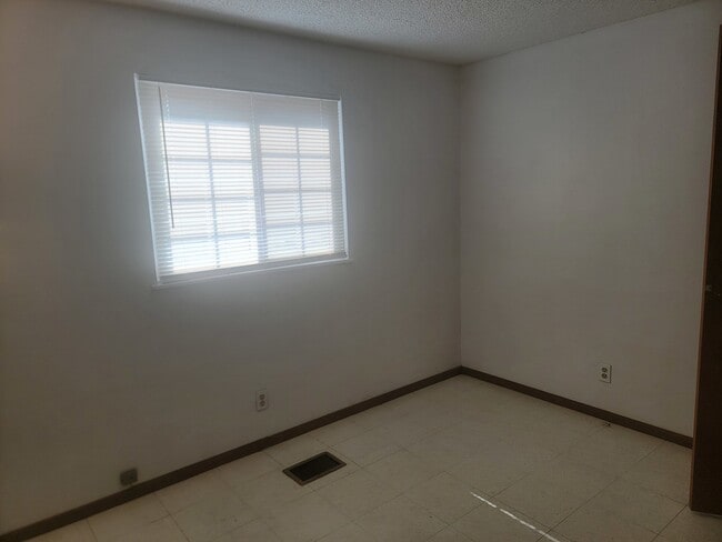 Building Photo - 309 W 24th Pl