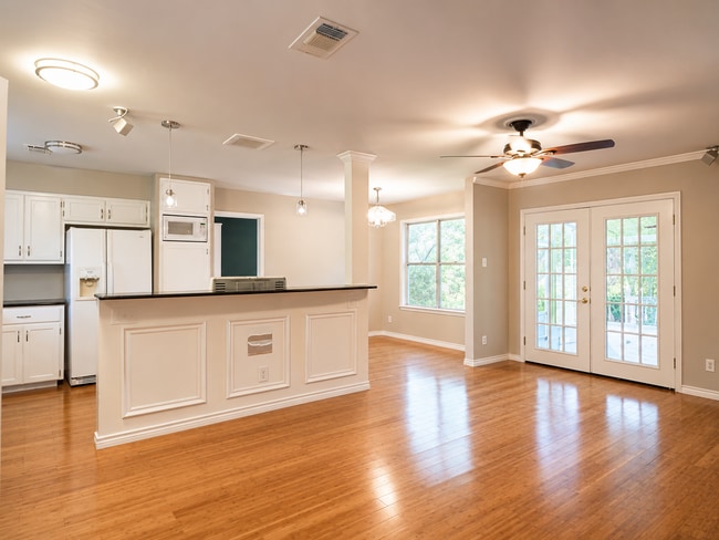 Building Photo - Great Home in South Austin - 78745 that backs to greenbelt