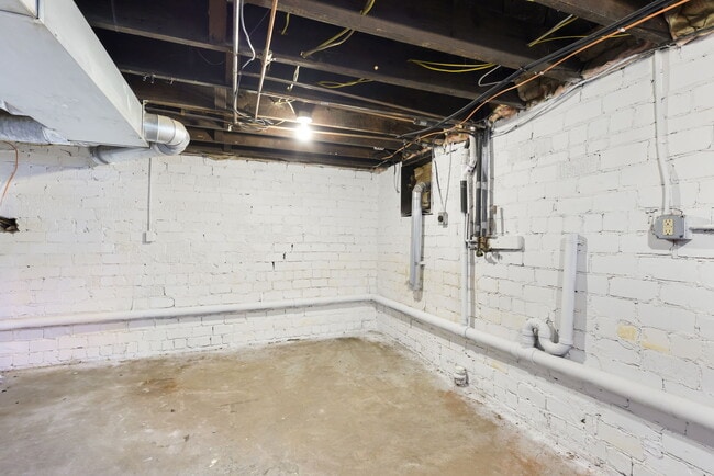 Building Photo - 401 S Buchanan St