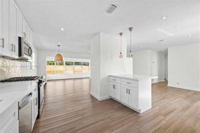 Building Photo - 9411 Jamaica Dr