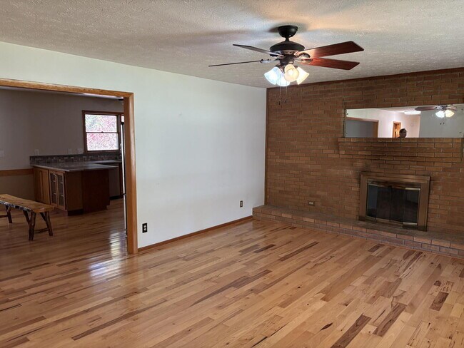 Building Photo - Great Family Home for Rent in Henderson County!