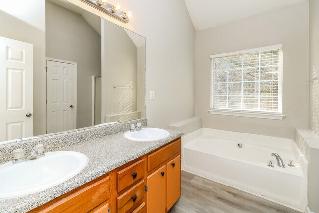 Building Photo - 145 S Barbara Ln