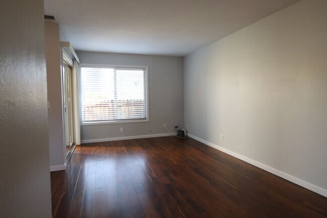 Building Photo - Rice Ranch Condo