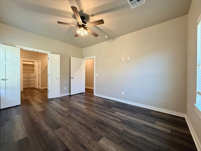 Building Photo - Large 2 Bed, 2 Bath in Beautiful Well-Main...