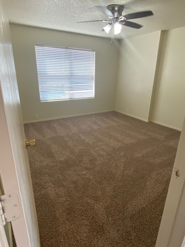 Building Photo - Spacious 4 bedroom house with fenced yard