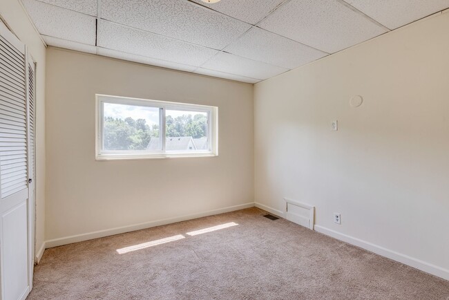 Building Photo - Available August 2026 - 3 Bedroom Home w/ Central AC & Spacious Yard!