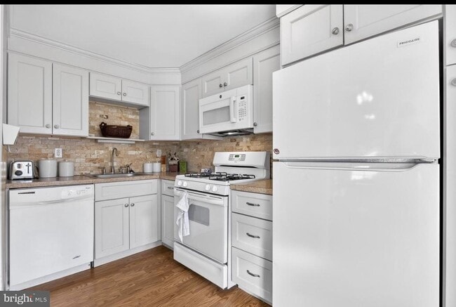 Building Photo - 304 Pine St