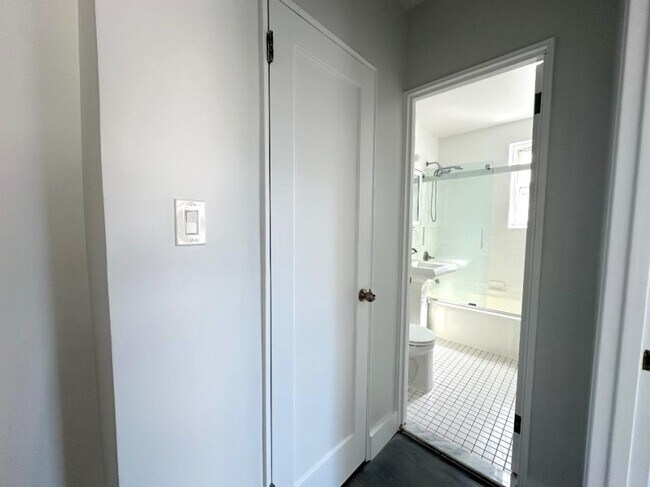 Building Photo - 1 bedroom in WOODSIDE NY 11377