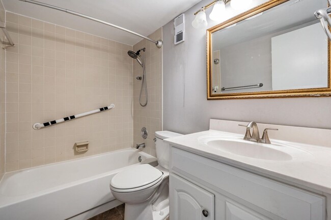 Building Photo - Spacious 2 Bed 2 Bath Condo in Heart of So...