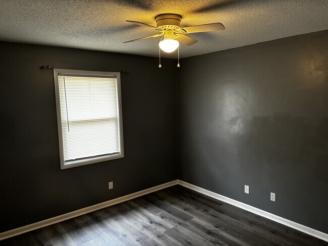 Building Photo - 1042 Live Oak Dr