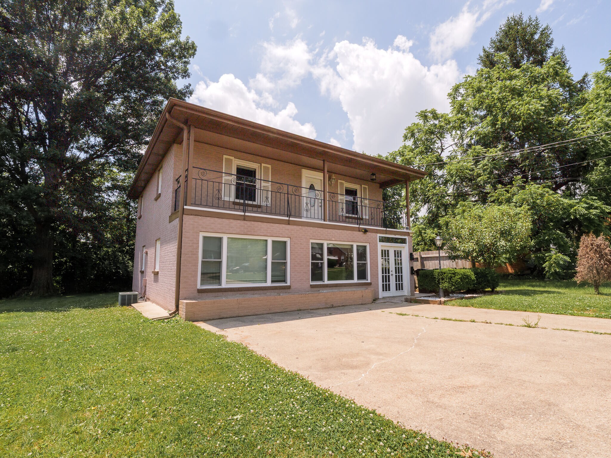 Building Photo - 10 Rose Ave