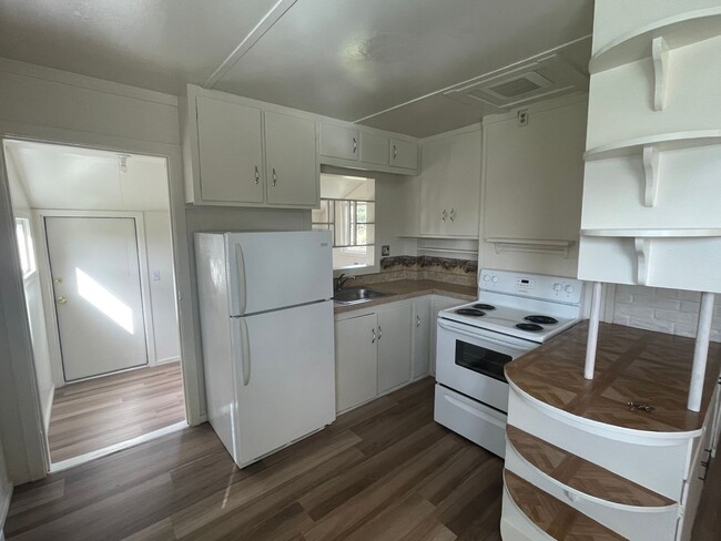 Building Photo - ***PENDING APPLICATION***2 Bed/1 Bath Char...