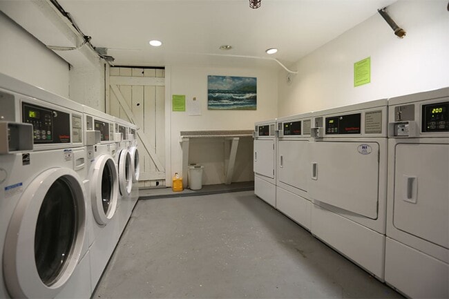 Building Photo - Renovated studio in Central Richmond, H/W Floors, Shared Laundry, Pets Considered (494 27th Avenu...