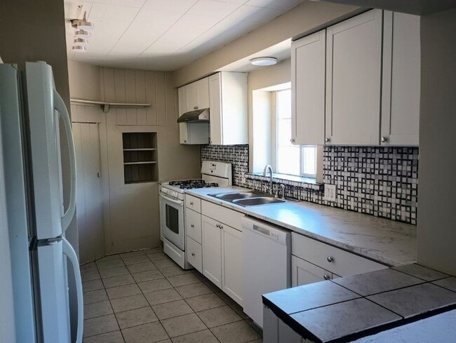 Building Photo - 1203 Agua Fria St