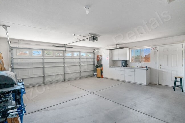 Building Photo - FURNISHED AVAILABLE OCTOBER 2025 - MAY 2026