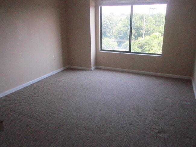 Building Photo - 1600 Park Cir