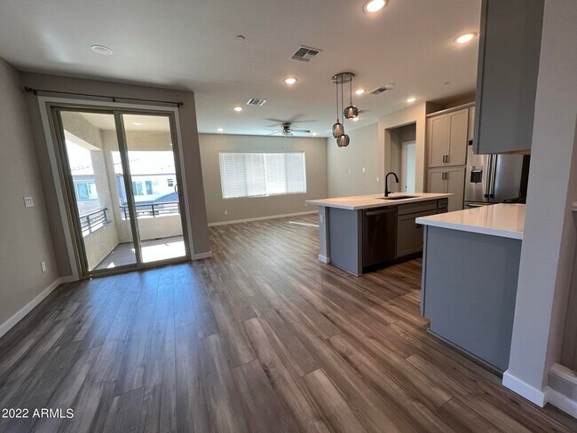 Building Photo - 746 E Doral Ave