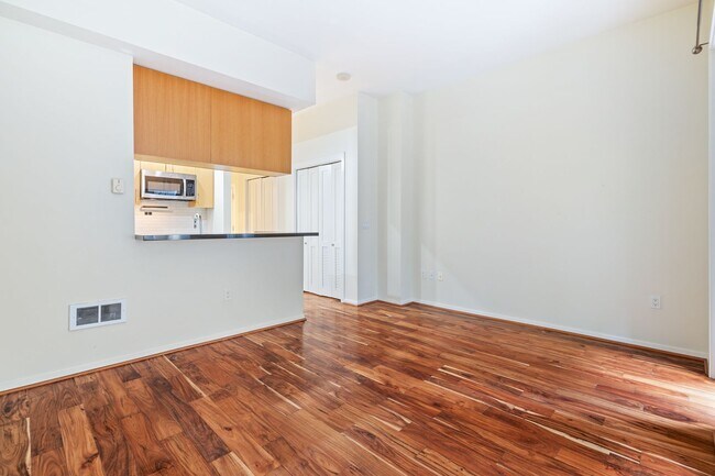 Building Photo - Beautiful Studio in Belltown