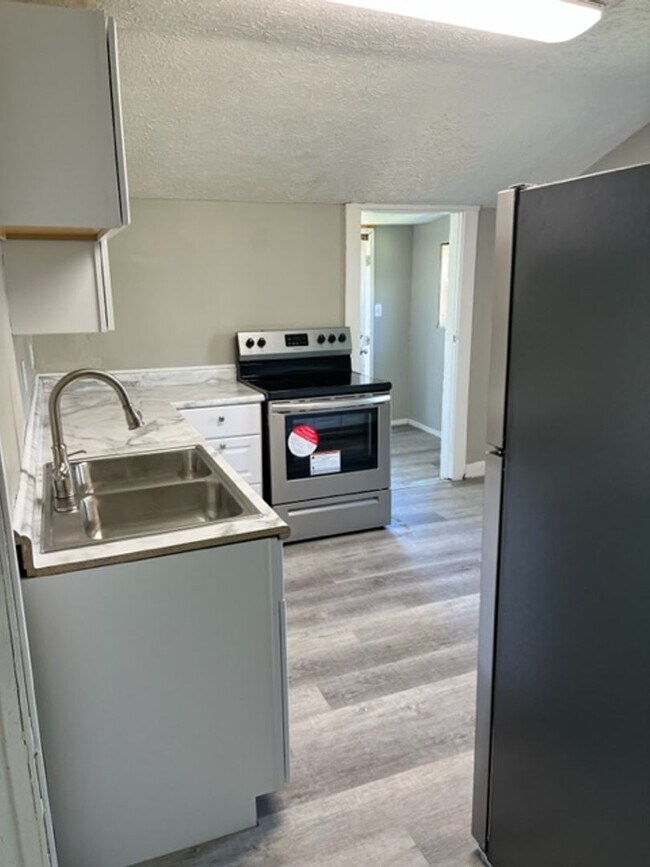 Building Photo - Large south side single Family Home Central Heat/Coolings, Hardwood