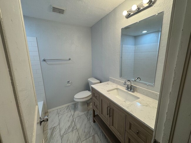 Building Photo - 3 bed ,2  brand new bathrooms, ready for move in, in Moore Schools!