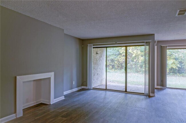Building Photo - 3575 Oakvale Rd