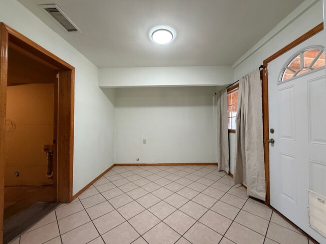 Building Photo - 301 E Wildy St