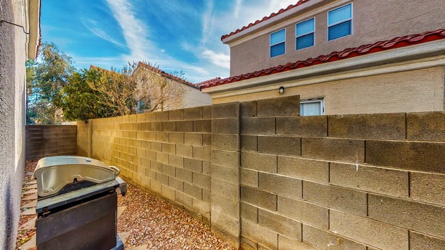 Building Photo - "Charming Las Vegas Retreat: 2-Bed Oasis o...