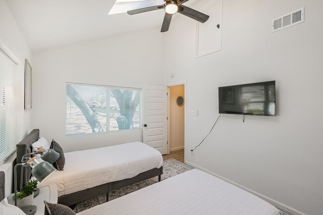 Building Photo - 5021 Libbey Dr