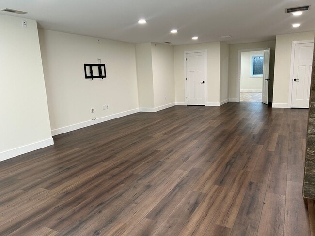 Building Photo - Stunning luxury rental!