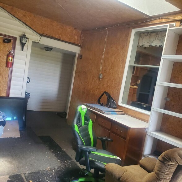 Garage storage - 908 West Ave
