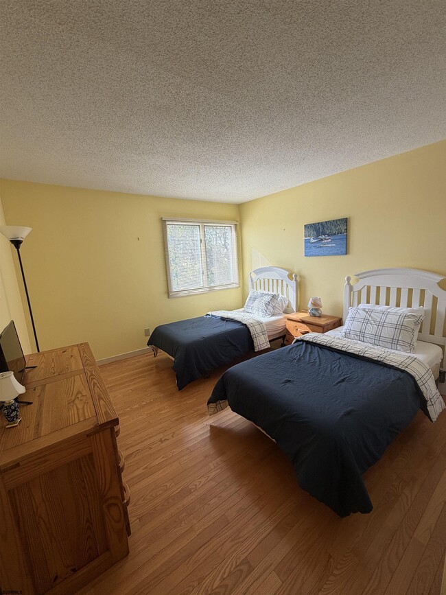 Building Photo - 33 Seaside Ct