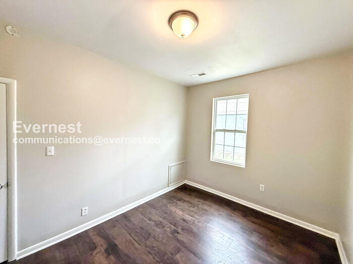 Building Photo - 318 Oregon St