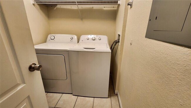 Building Photo - 4170 Central Sarasota Pkwy