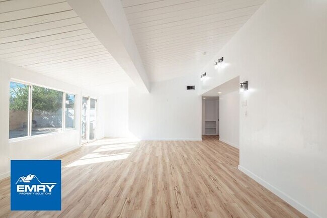 Building Photo - GREAT LOCATION 4 BEDROOM 2 BATH HOME IN WH...
