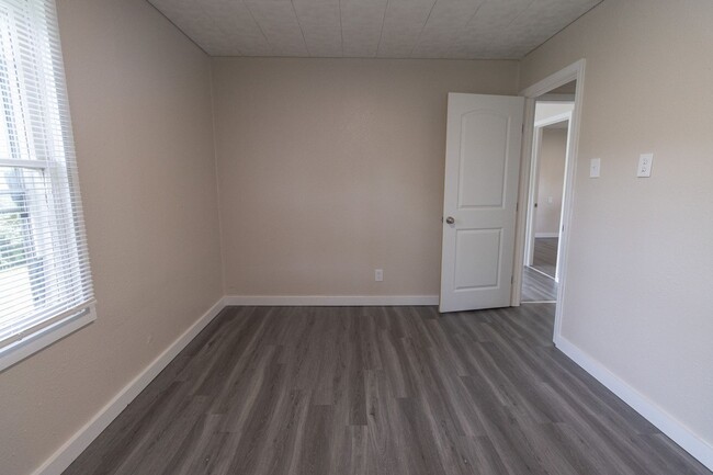 Building Photo - Remodeled 3 Bed 1 Bath Home