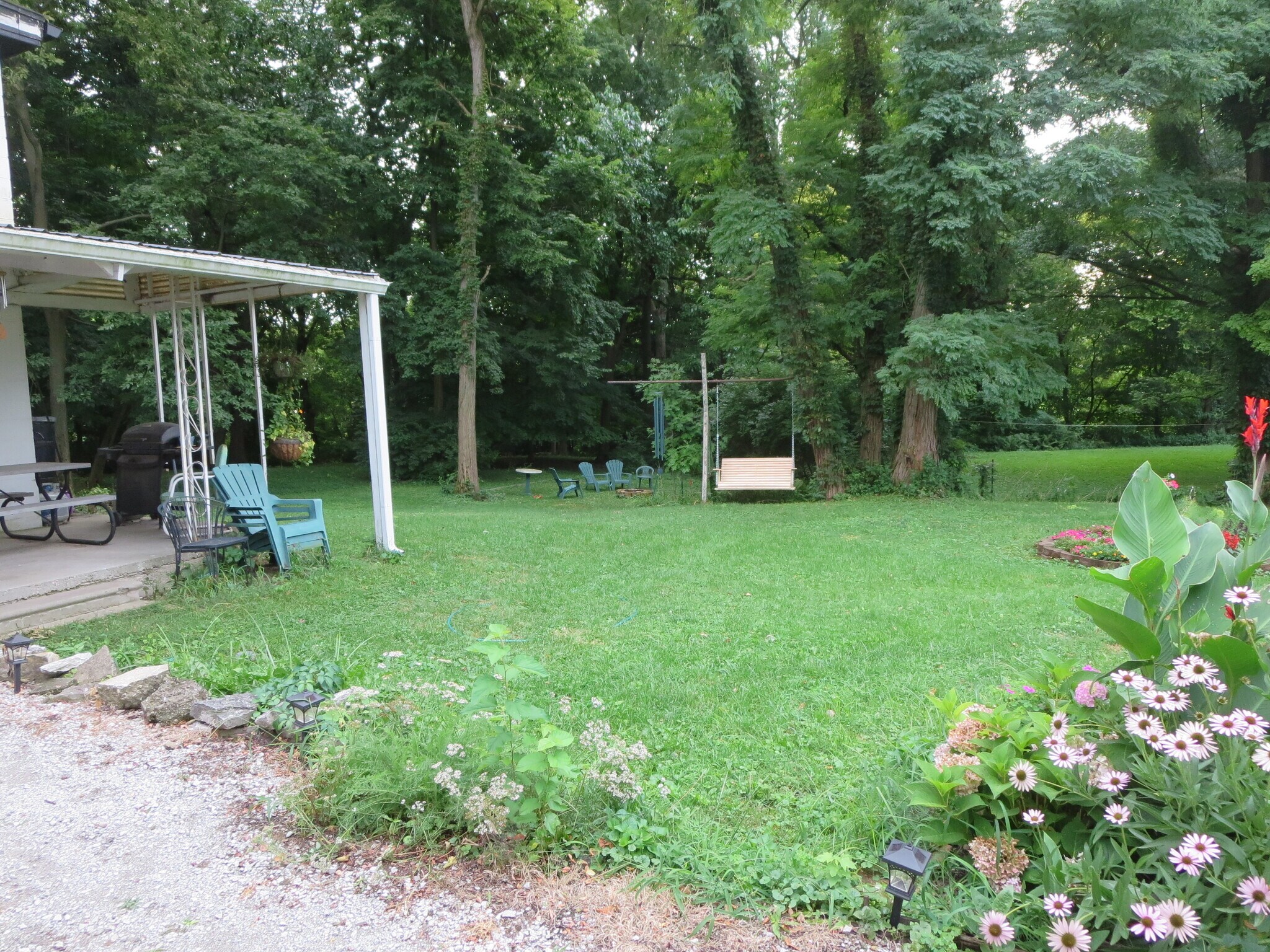 Picturesque Yard - 22 McGrath St