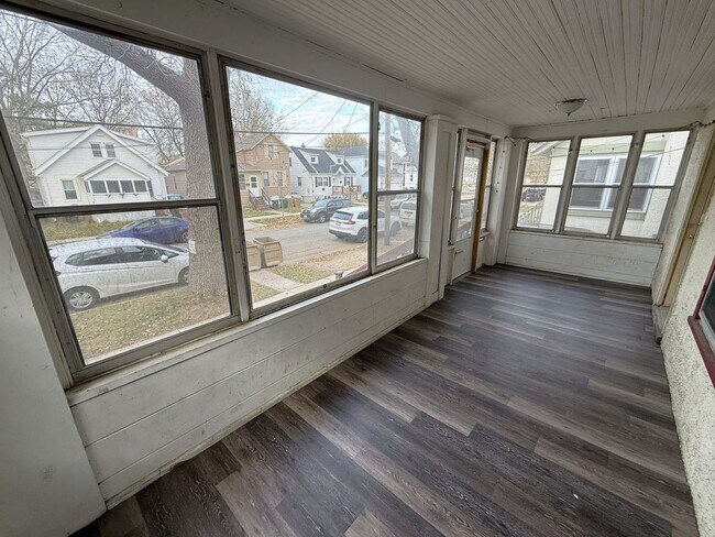 Building Photo - 1325 Milton St