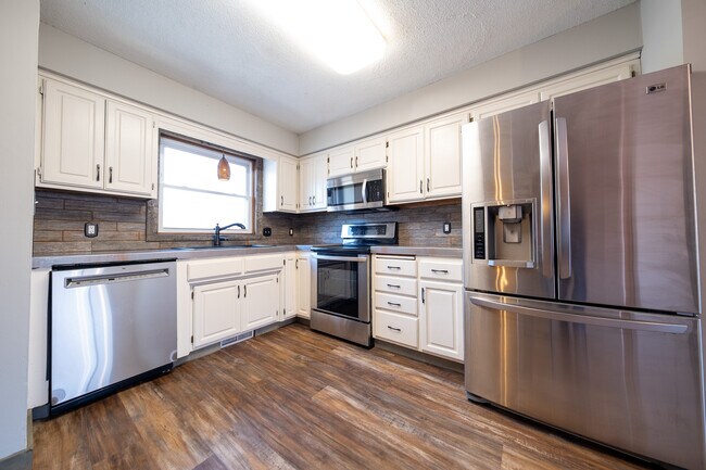 Building Photo - 1705 Slater Ln