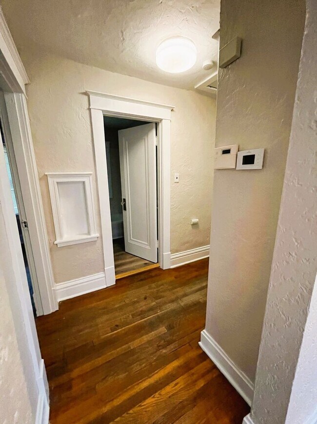 Building Photo - Darling 2 bedroom Bungalow