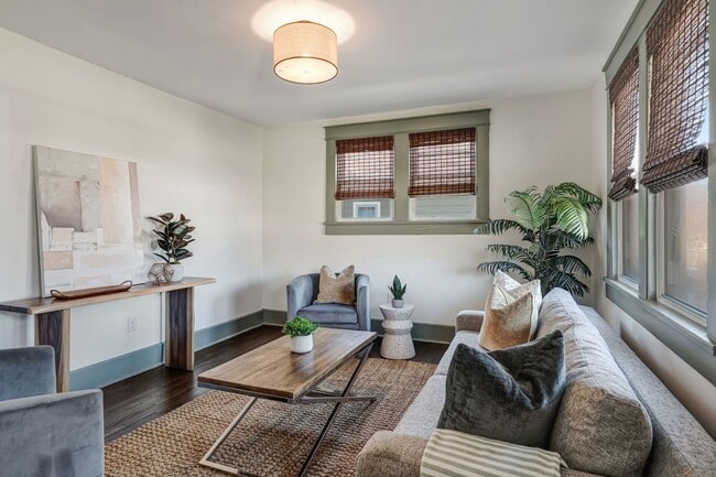 Building Photo - Charming Bungalow with 1 Bedroom Plus Office, Fenced Yard and Pet Friendly in East Nashville