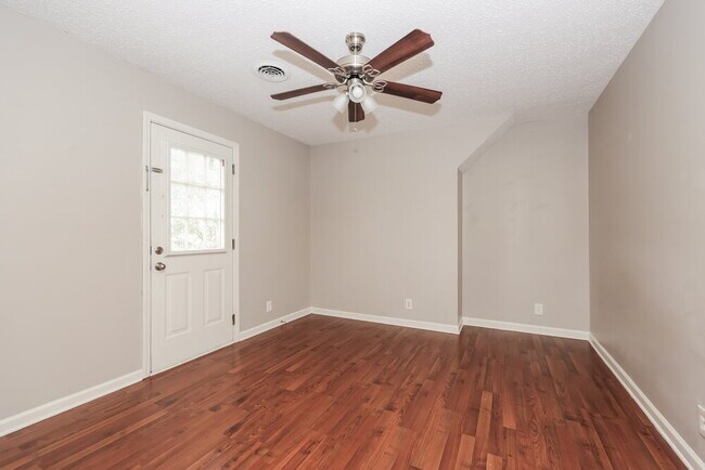 Building Photo - 1106 Victoria Dr