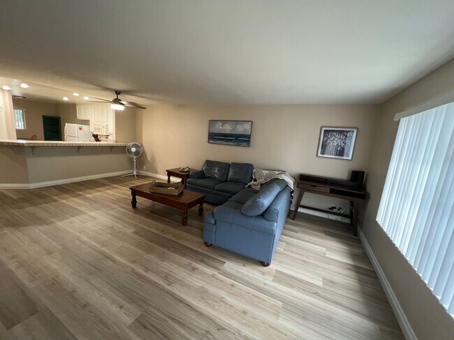 Building Photo - Two bedroom condo on the beach